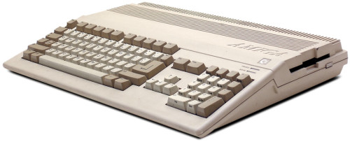 Integriert: Alle Amiga Modelle, wie der Amiga 500, brachten schon ein intern verbautes Disketten-Laufwerk mit. Viele Anwendungen lagen allerdings auf etlichen 880 Kilobyte Double-Density Disketten vor. Zusätzliche Laufwerke reduzieren den Aufwand beim Diskettenwechsel.