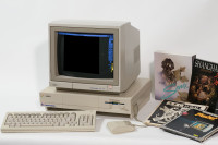 Computer Commodore Amiga 1000 PAL, Monitor Commodore 1081, Software: Aegis Sonix, Shanghai, Archon, Deluxe Paint