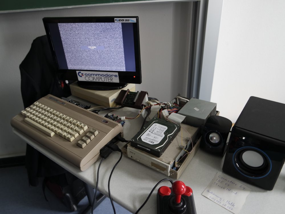 C64 mit selbstgebauten Erweiterungen - 160 GB Festplatte und CD-Brenner im Gehäuse eines 1541 Floppy-Laufwerkes von Commodore