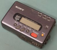 Binarysequence, Original Sony DAT Walkman, CC BY-SA 4.0 Original Sony DAT Walkmann