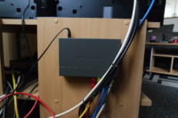 Netgear Switch am TV Rack - Jedes Gerät hat eine andere Kabelfarbe fürs Netzwerk