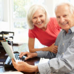 Älteres Ehepaar am Computer