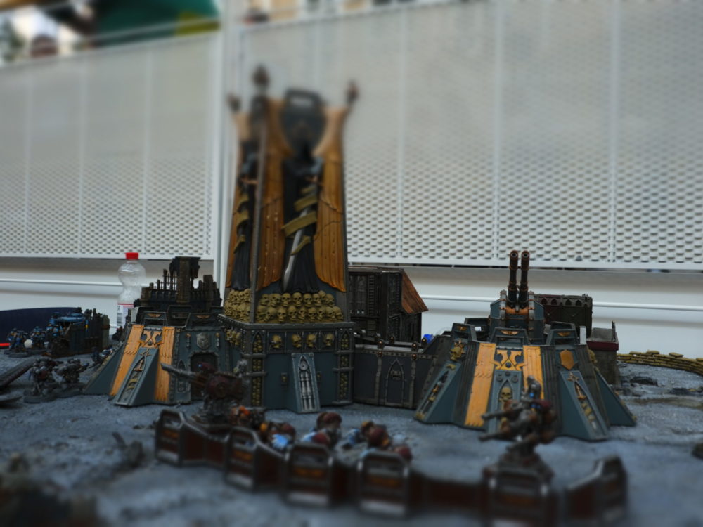Miniaturen aus einem Warhammer 40k Schlachtenschauplatz