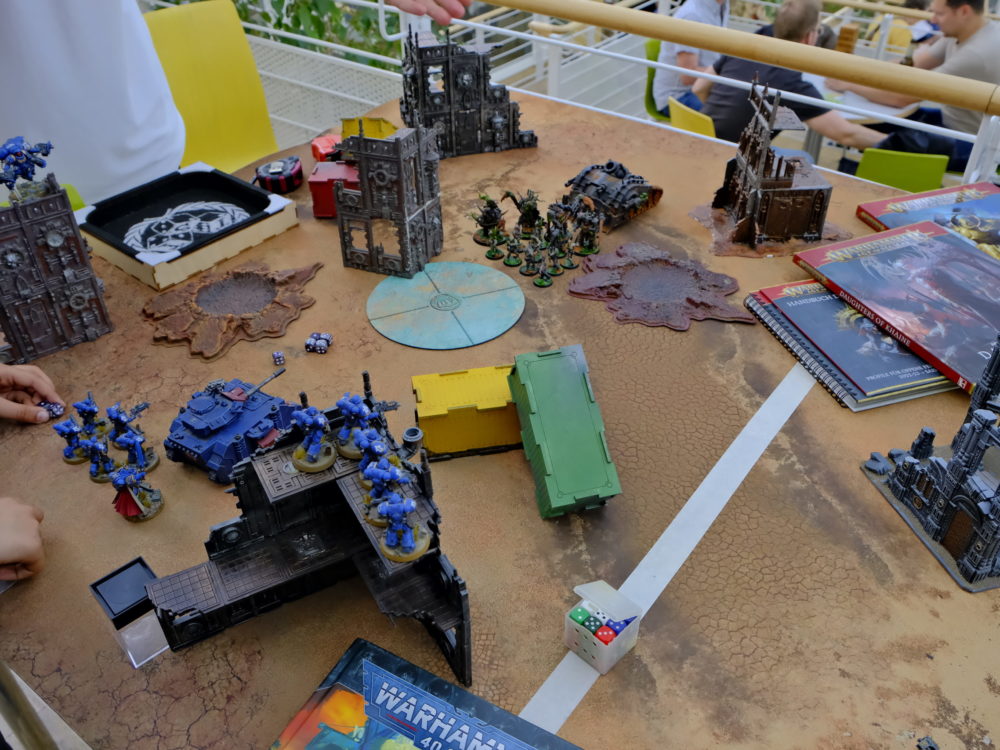 Ein Warhammer 40K Tabletop aus der Draufsicht