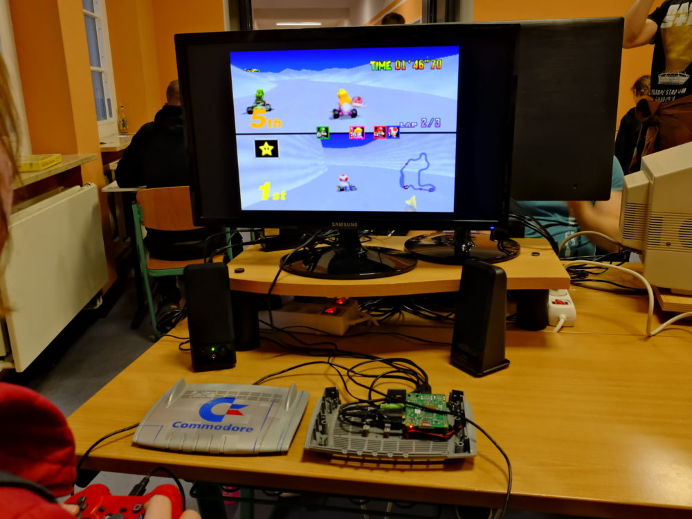 Die Commodore Fritzbox mit Mario Cart 64 nach einer kurzen Reparatur