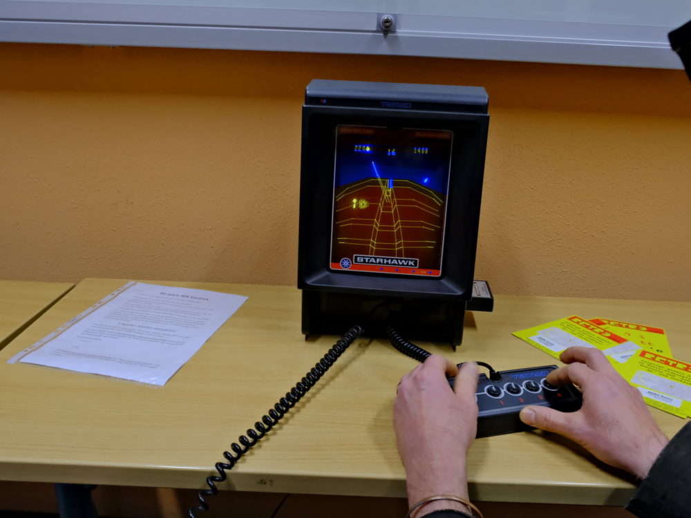 Ein Vectrex mit einem Star Wars Game