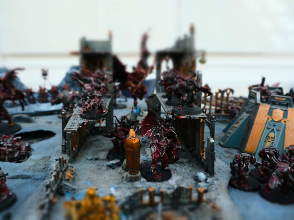 Figuren des riesigen Warhammer 40k Tabletop