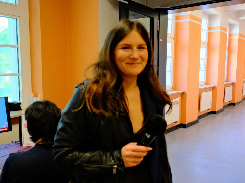 Eine Reporterin auf der LNC die selbst fotografiert wurde