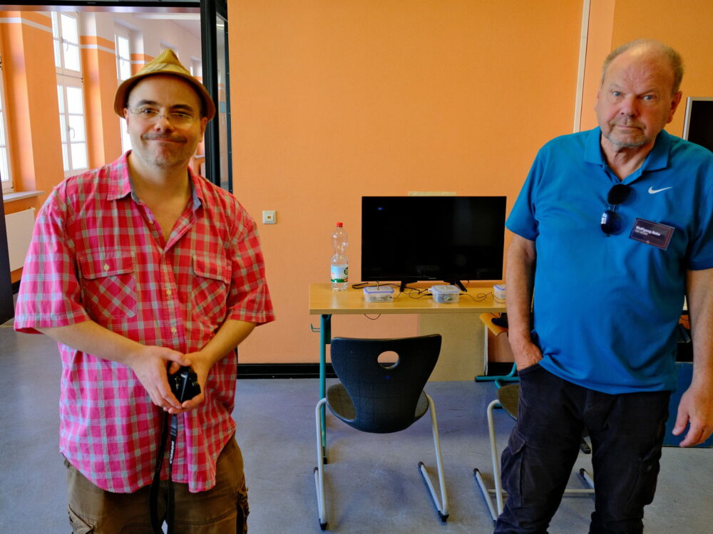 René Meyer, Autor von "Polyplay bis Robotron" und Wolfgang Nake, mit seinem Nachbau des origninalen Pong-Automaten