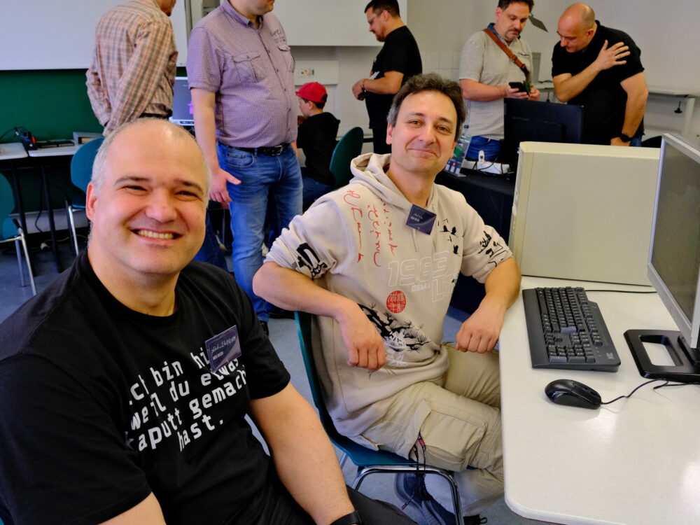 Zwei fröhliche Typen, die CnC spielten