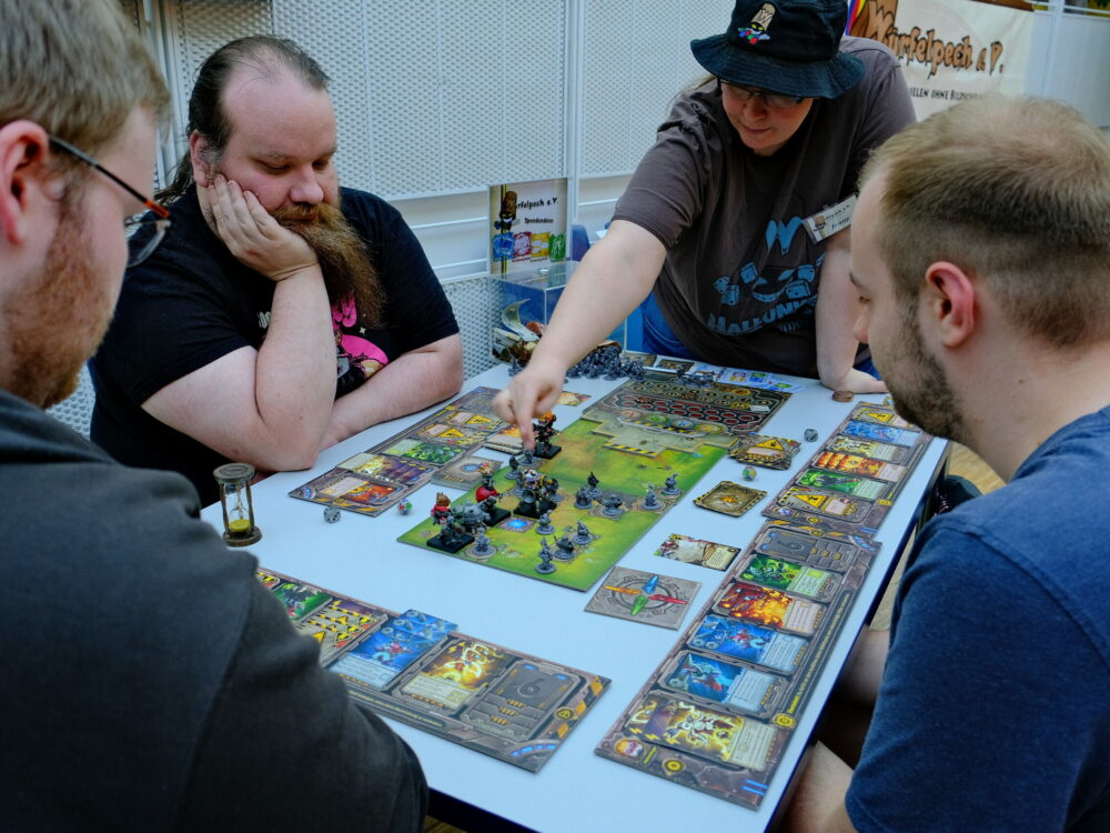 Ein verzwicktes Brettspiel mit tollen Figuren und vielen Karten
