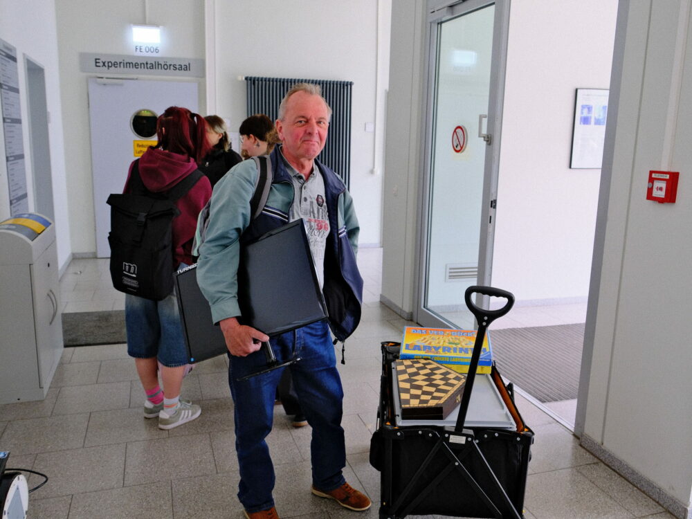 Mein Nachbar (vor der Kamera) und ich (hinter der Kamera) bei der Anmeldung