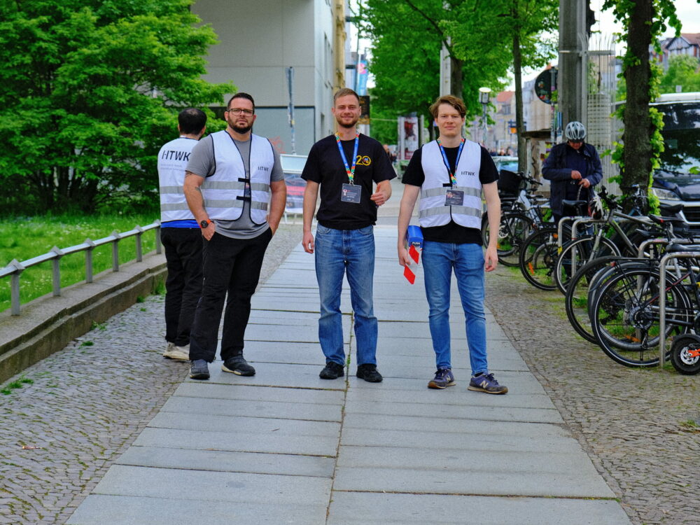 Die Security betritt das Gebäude